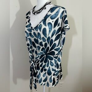 Lily sz 1 Xl top in a silky lightweight fabric.Slips over the head drop shoulder